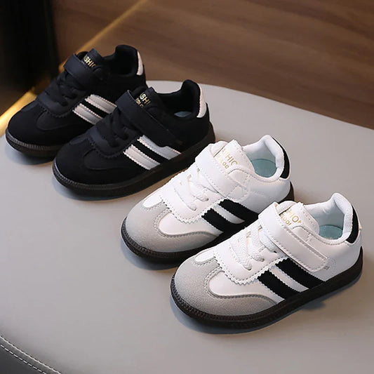 Unisex sneakers for kids in black and white with velcro straps and sporty design